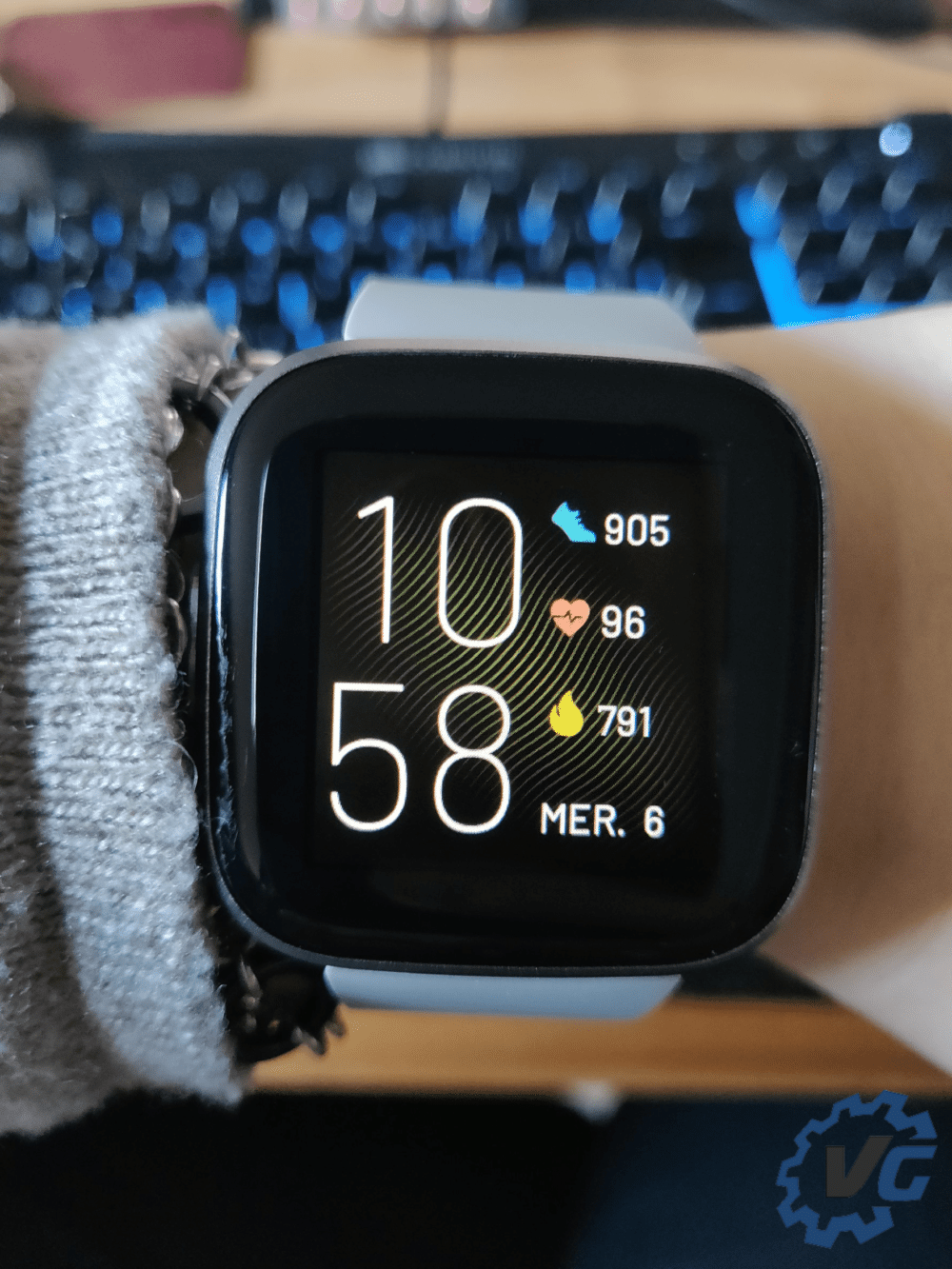 Montre connectée Fitbit Versa 2 SE Gris brume / Gris fumé tissé