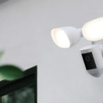 Ring Floodlight Cam Wired Pro en approche Caméra extérieure Floodlight Cam Wired Pro