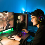 Azgenon lance une gamme de casques gaming à petits prix Latin man gaming on his PC live stream