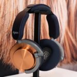 Dyson OnTrac : un casque audio haut de gamme Dyson OnTrac main